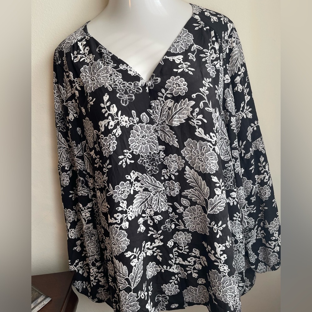 NWT-LANE BRYANT PLUS SIZE 24W BLACK AND WHITE V-NECK TOP